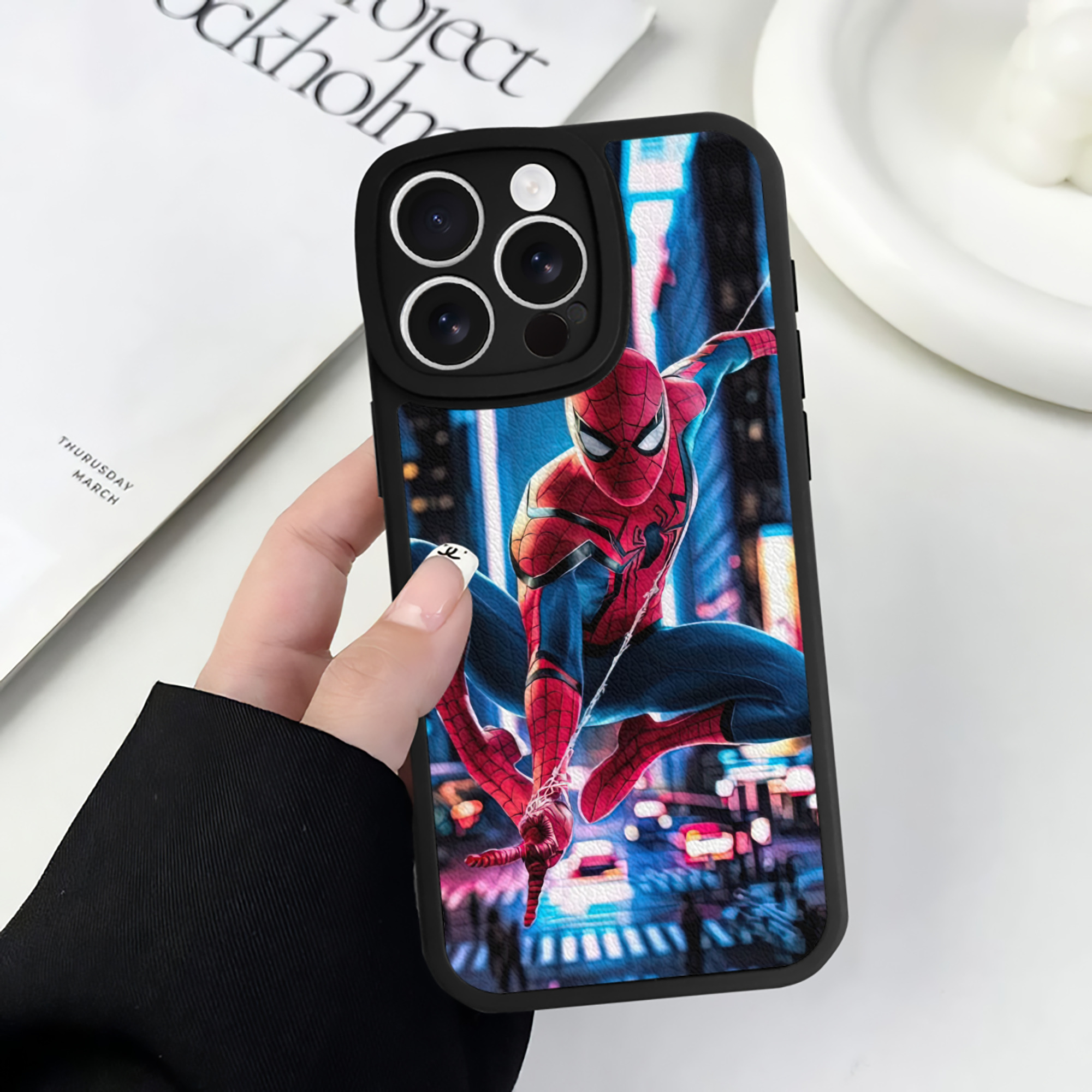 Spider Man スパイダーマン 【iPhone 16シリーズ対応】シリコンスマホケース（レザー調） 材質：シリコン